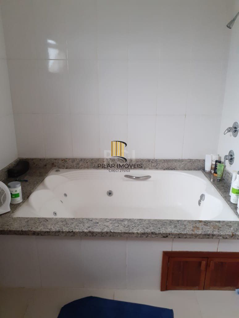 Casa 4 dormitórios no bairro Hípica