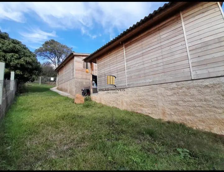 Terreno com 2 casas pré-fabricadas recém-construídas