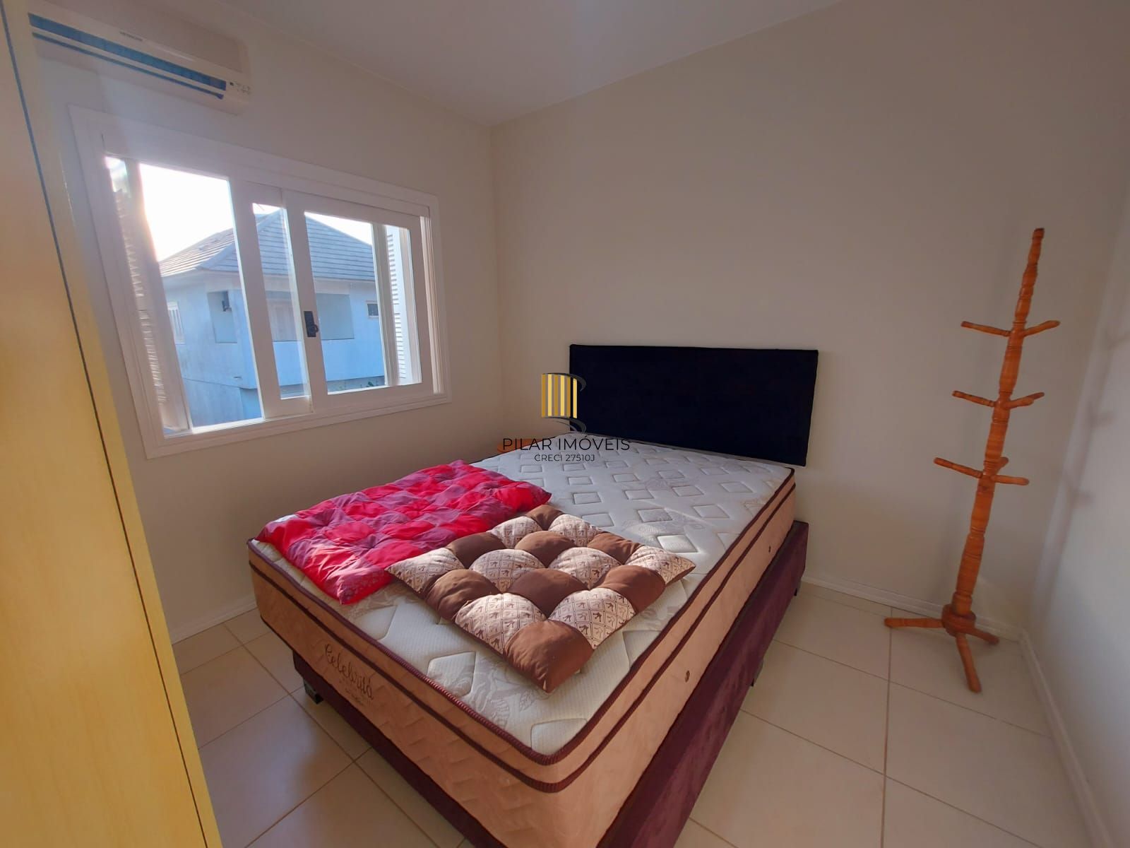 Ótimo sobrado semi mobiliado, 4 dormitórios sendo uma suíte, com piscina, em frente ao mar em Nova Tramandaí