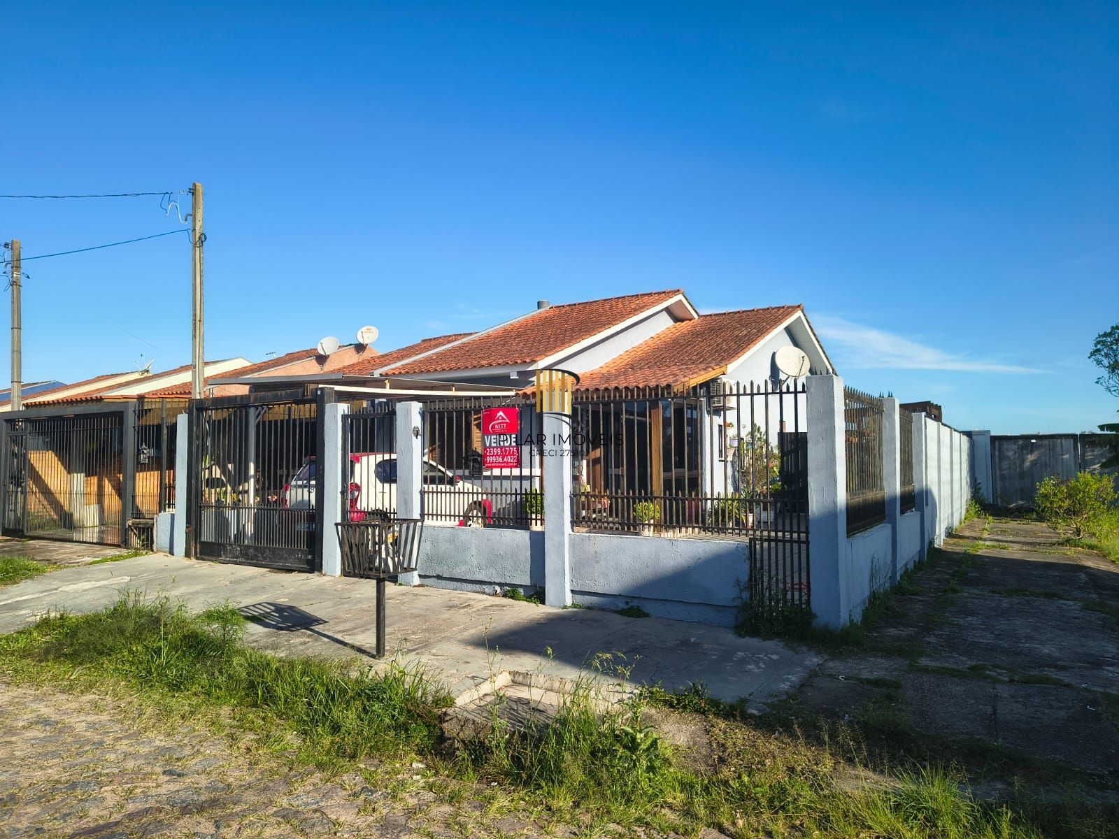 Belissima casa terrea de esquina, 3 dormitorios, semi mobiliada e com piscina, no Loteamento Moradas do Sul