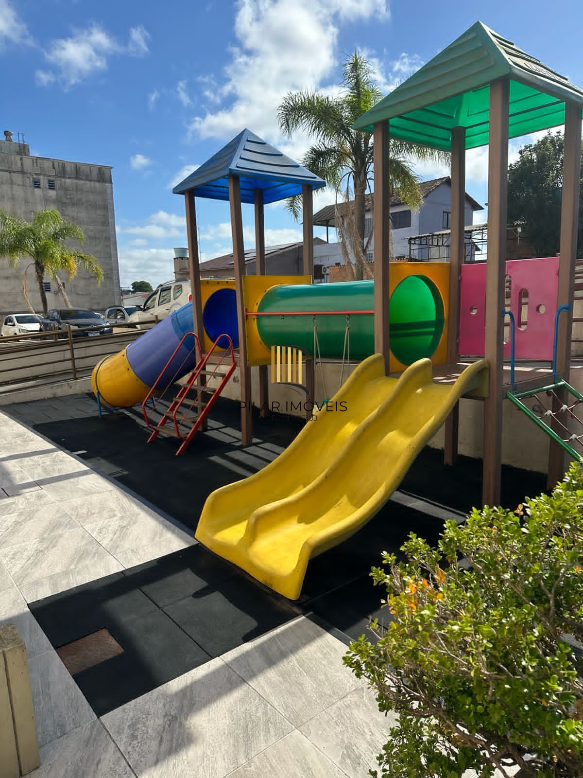 Apartamento com suíte semi mobiliado