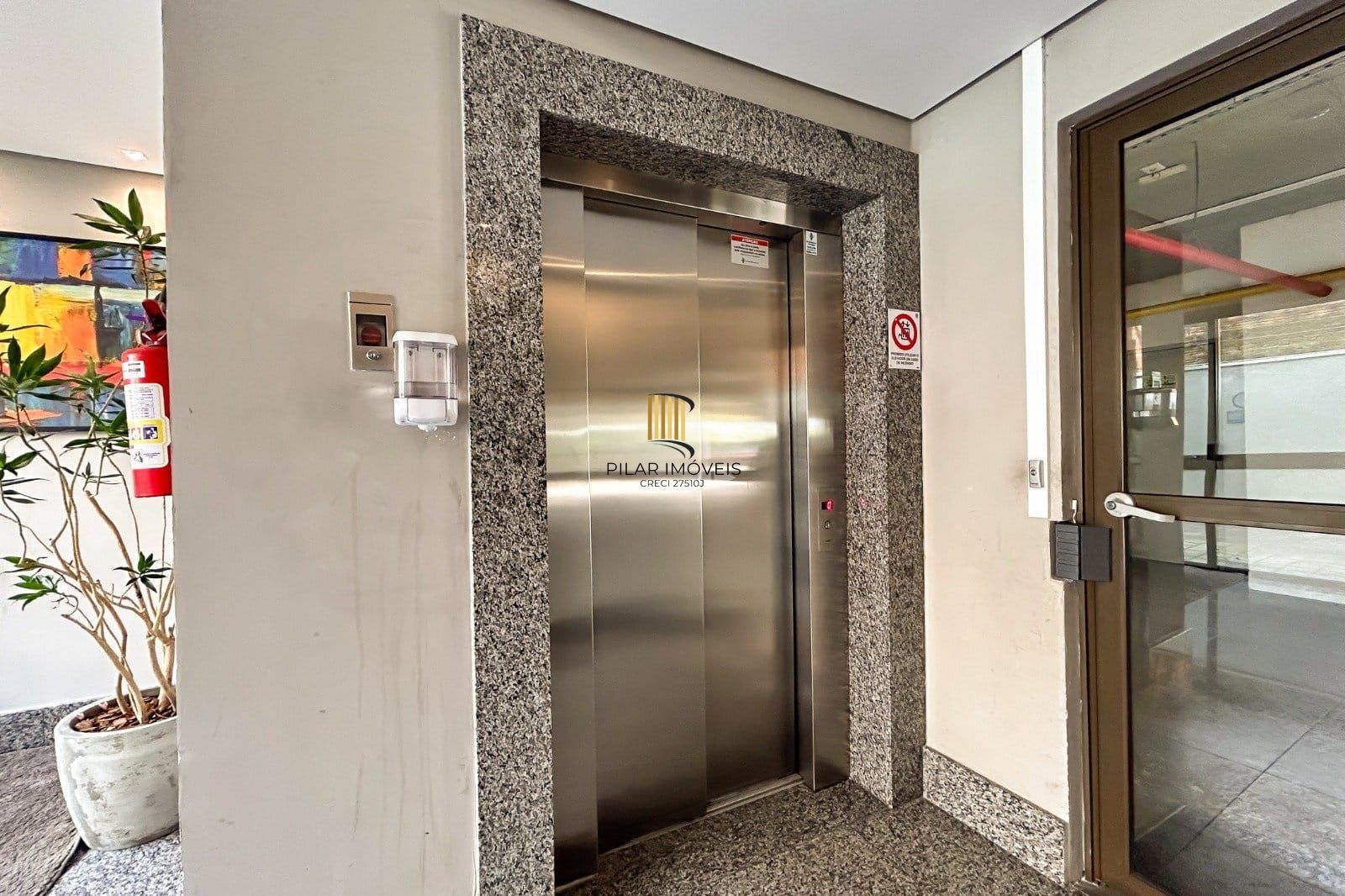 Apartamento no bairro Ipanema, 3 dormitórios - 1 suíte - 2 vagas