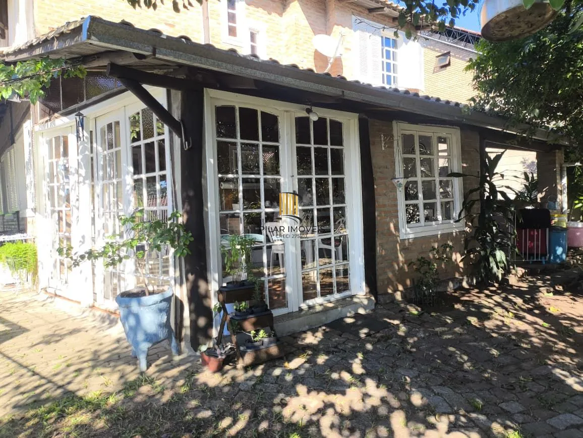 Casa Completa no Condomínio Cantegril: 4 Dormitórios, 2 Suítes, Piscina, Espaço Gourmet, Lareira e Pátio Arborizado