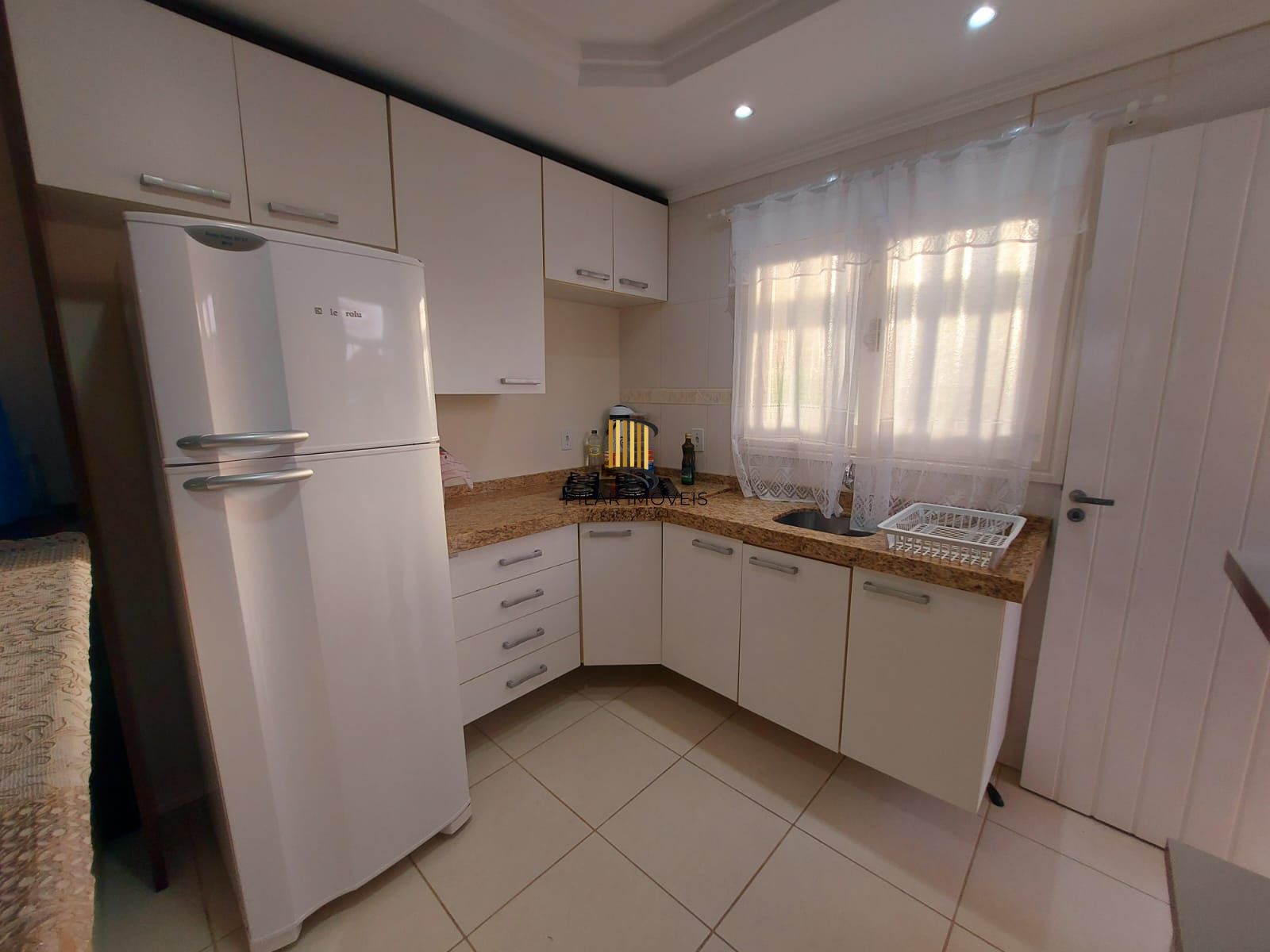 Ótimo sobrado semi mobiliado, 4 dormitórios sendo uma suíte, com piscina, em frente ao mar em Nova Tramandaí