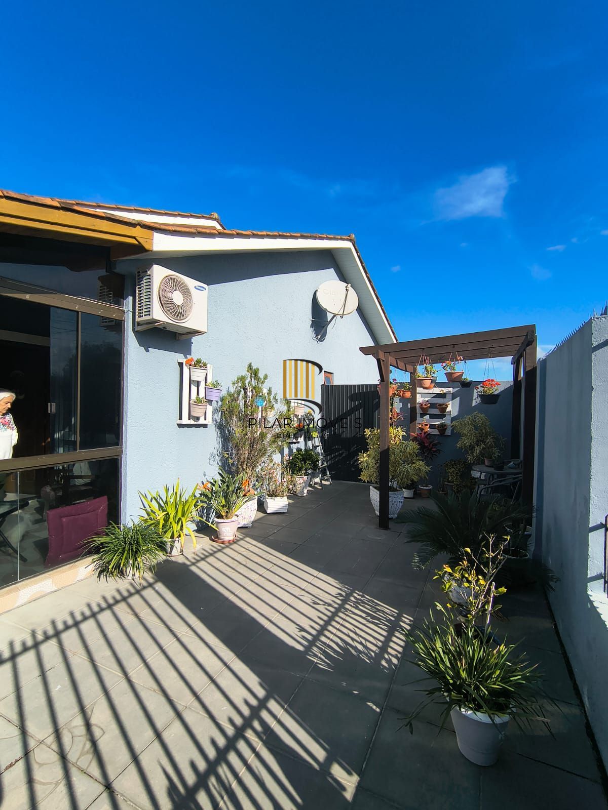 Belissima casa terrea de esquina, 3 dormitorios, semi mobiliada e com piscina, no Loteamento Moradas do Sul