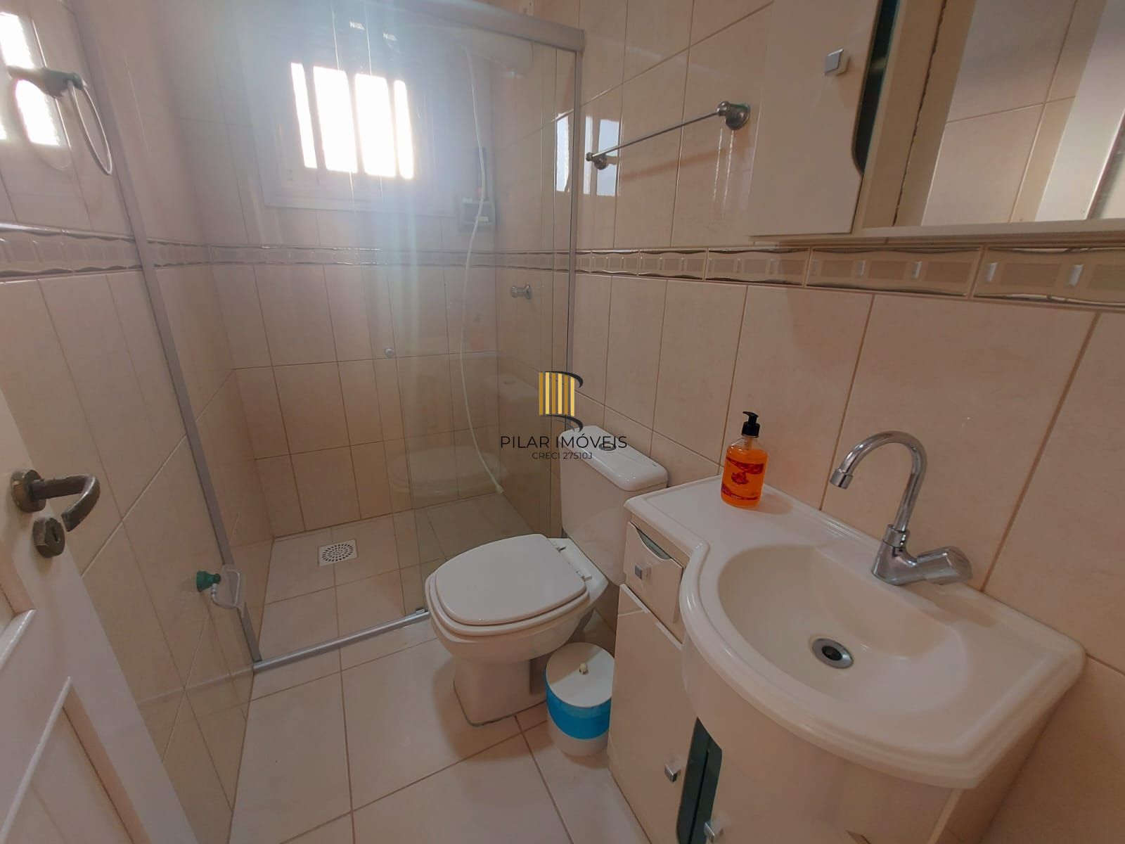 Ótimo sobrado semi mobiliado, 4 dormitórios sendo uma suíte, com piscina, em frente ao mar em Nova Tramandaí