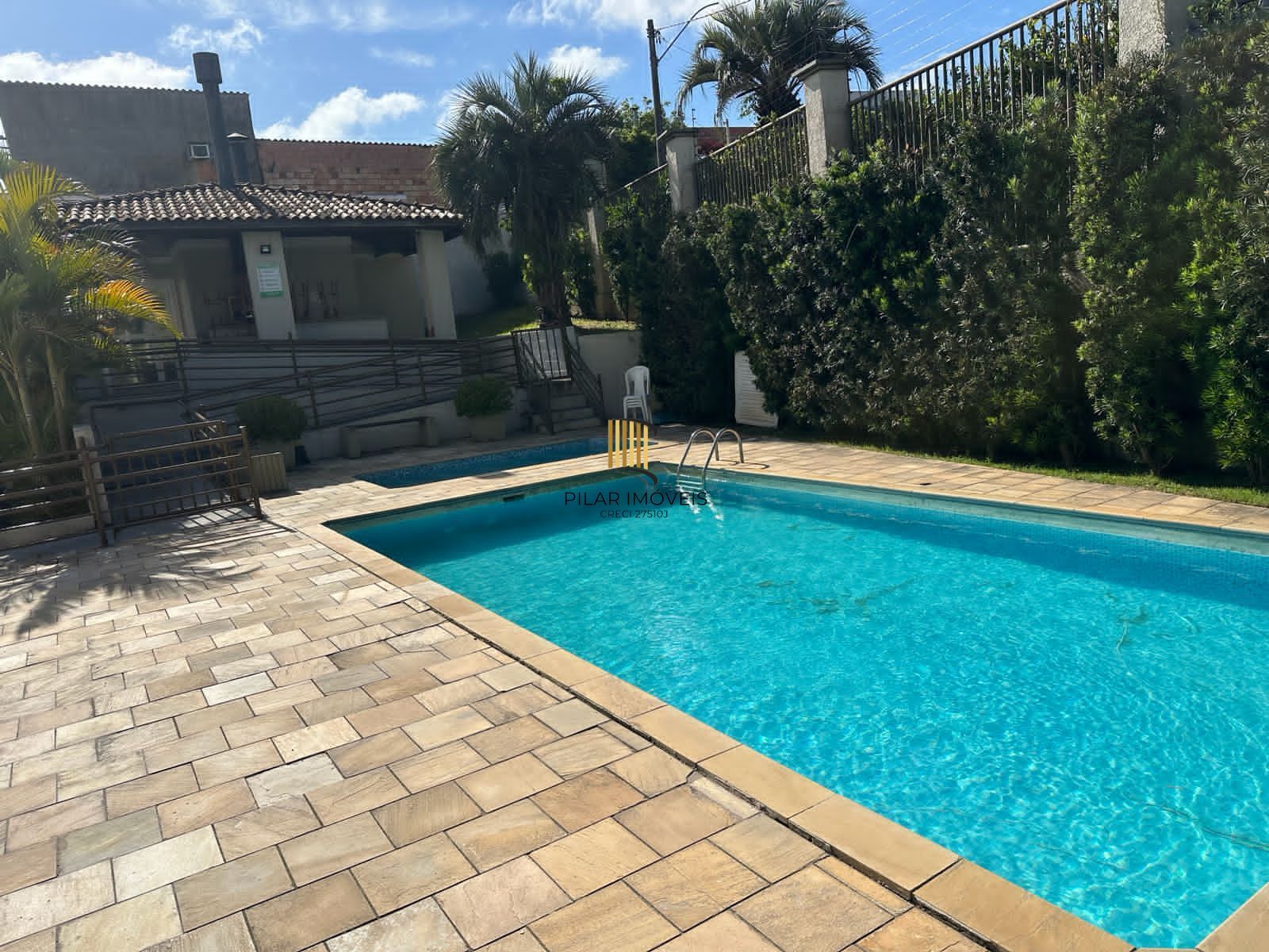 Apartamento com suíte semi mobiliado