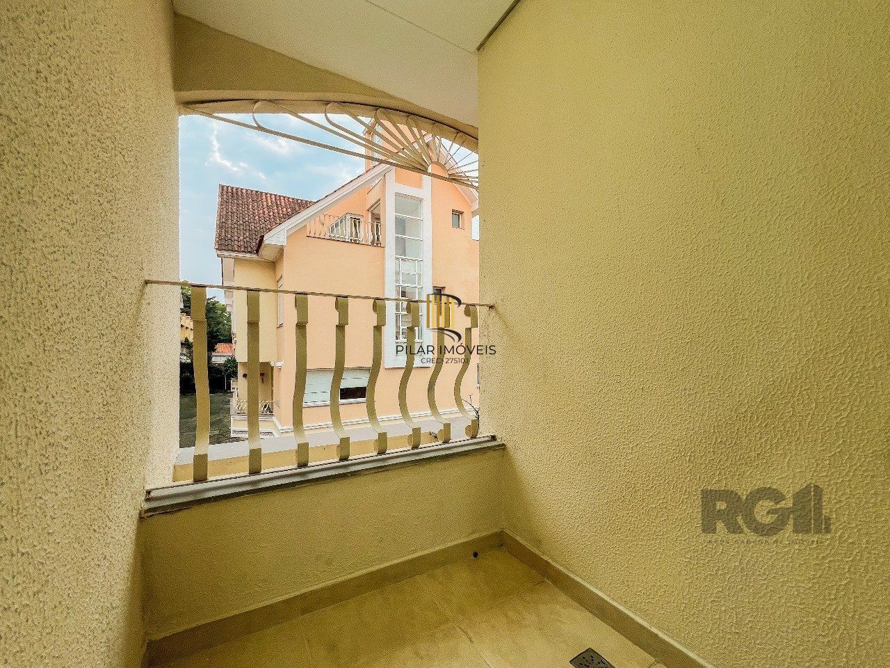 Casa em Condomínio no bairro Pedra Redonda - 5 dormitórios