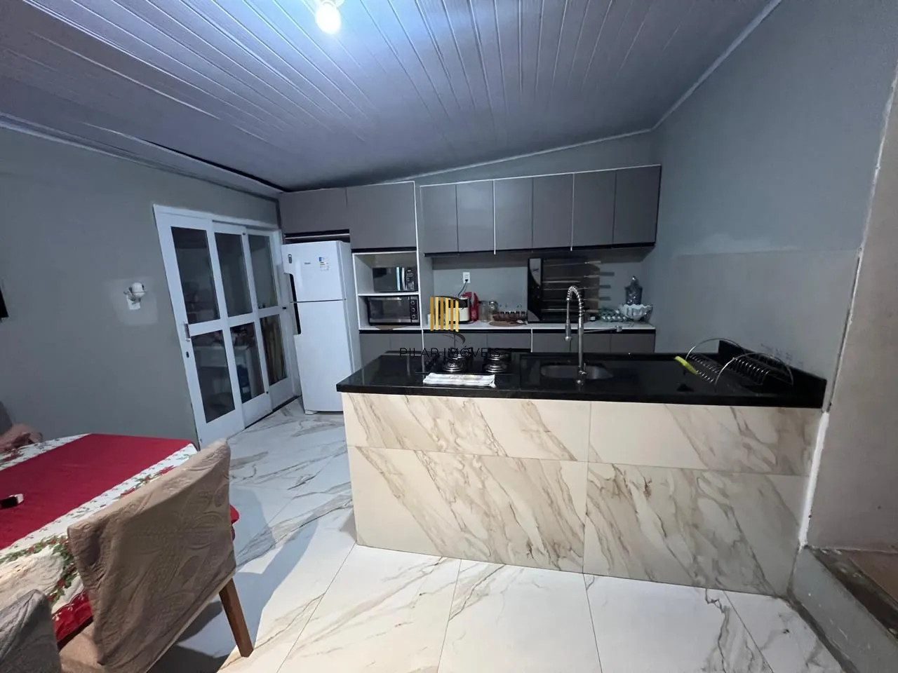 Ótima casa em de 2 dormitórios com piscina  localizada em Viamão