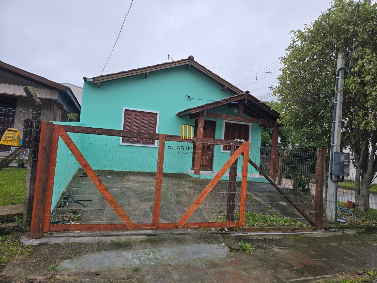 Casa de esquina no bairro Hípica - 2 dormitórios