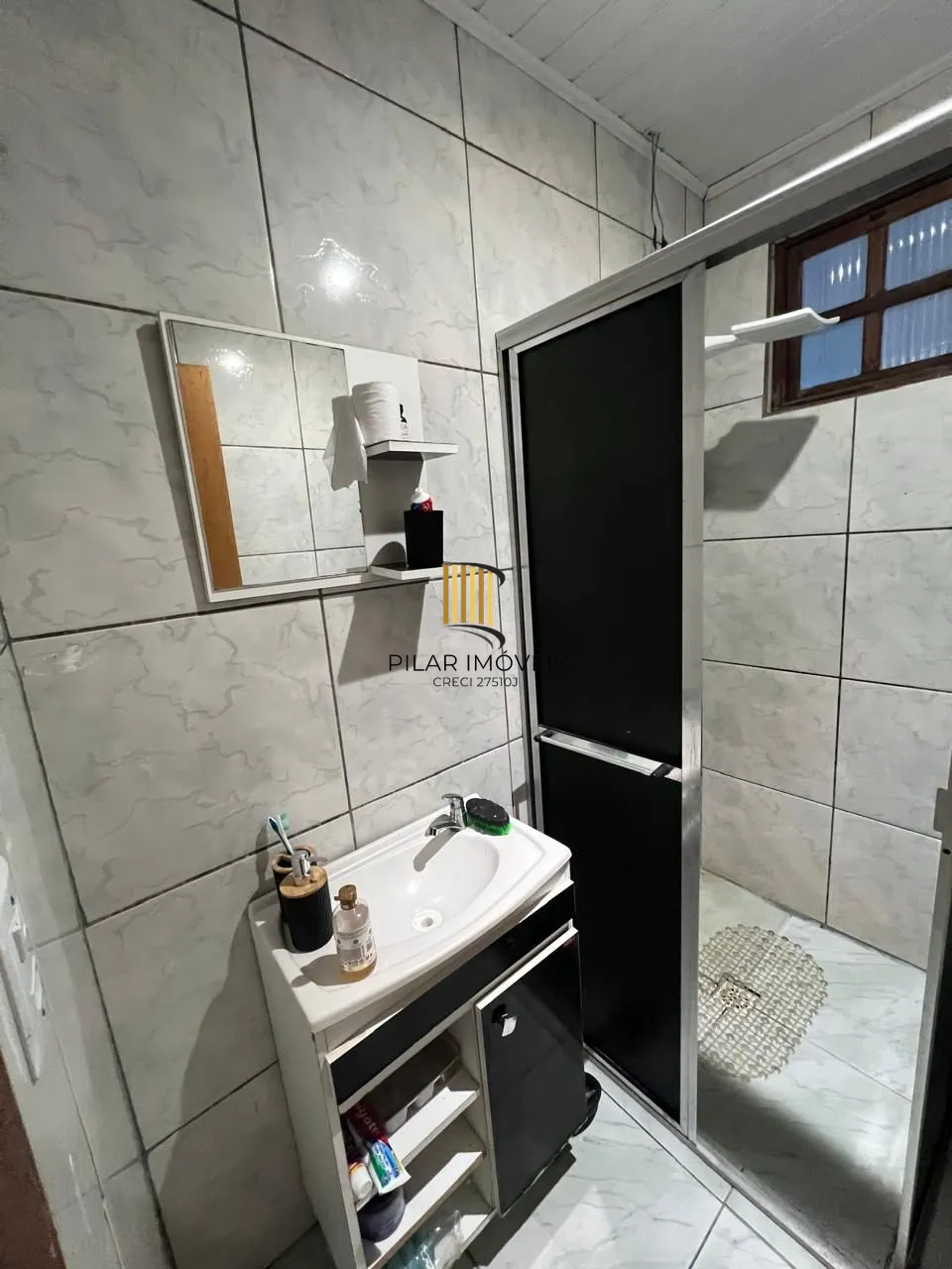Ótima casa em de 2 dormitórios com piscina  localizada em Viamão