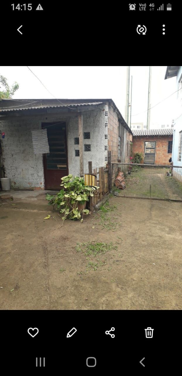 Terreno com 2 casas de Alvenaria