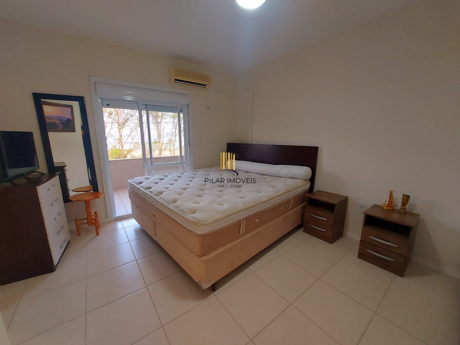 Ótimo sobrado semi mobiliado, 4 dormitórios sendo uma suíte, com piscina, em frente ao mar em Nova Tramandaí