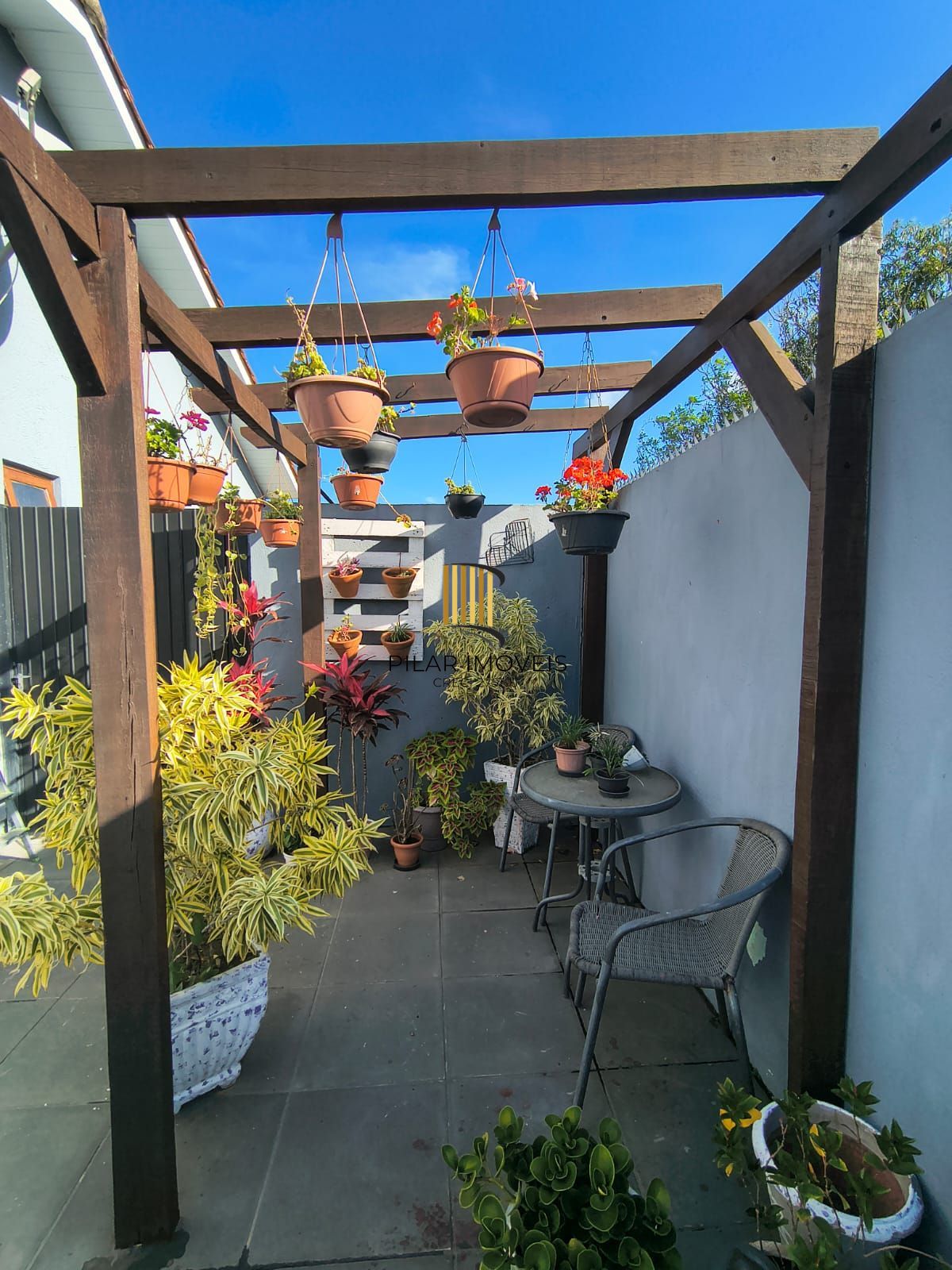 Belissima casa terrea de esquina, 3 dormitorios, semi mobiliada e com piscina, no Loteamento Moradas do Sul