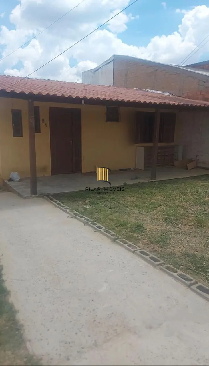 Ótima casa em de 2 dormitórios com piscina  localizada em Viamão