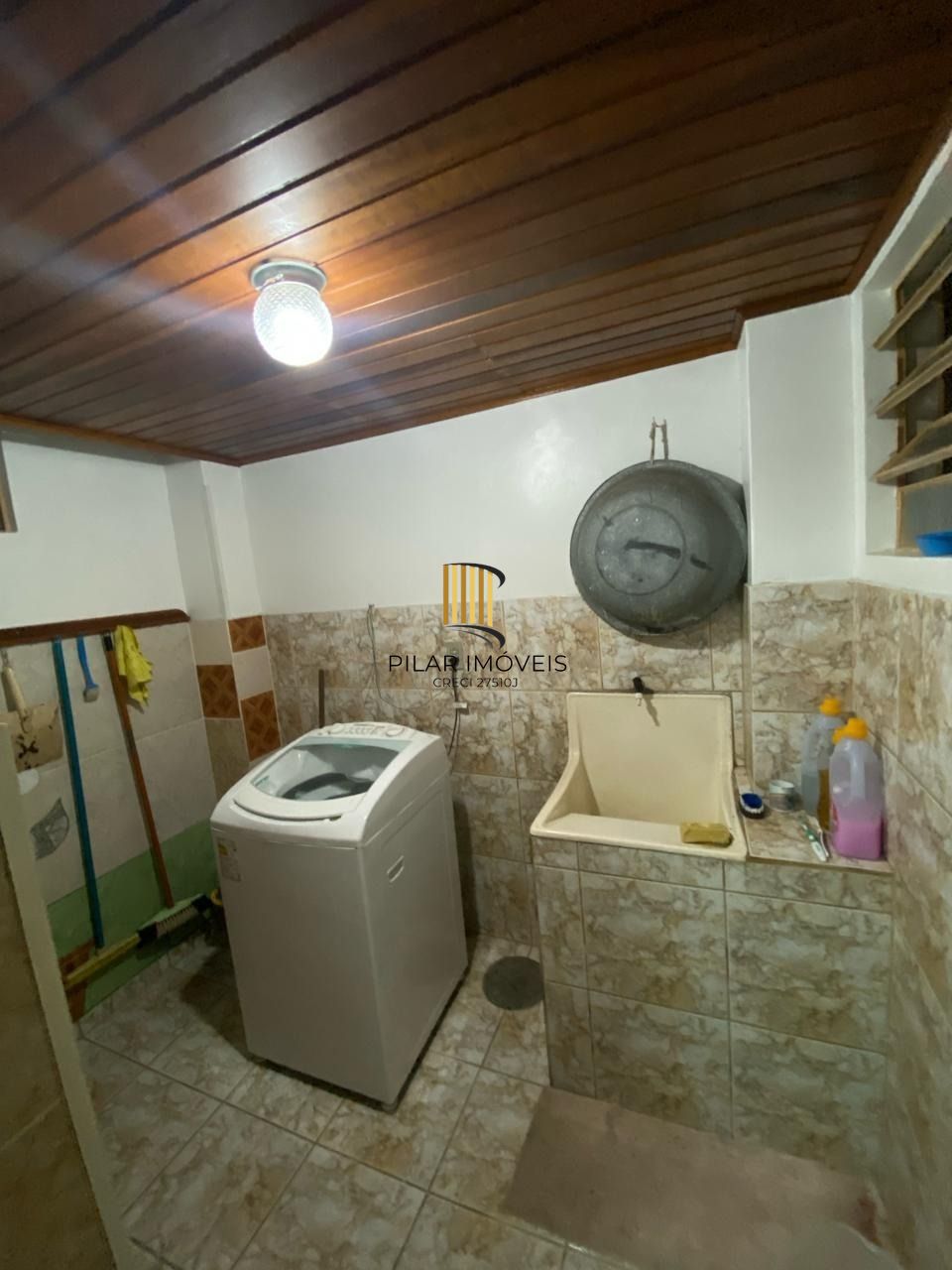 Ótima casa de dois pavimentos localizada no Bairro Restinga