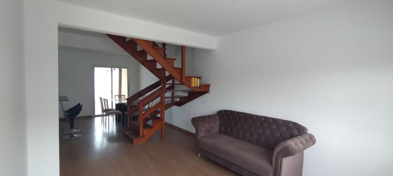 Sobrado no Bairro Hípica - 3 Dormitórios