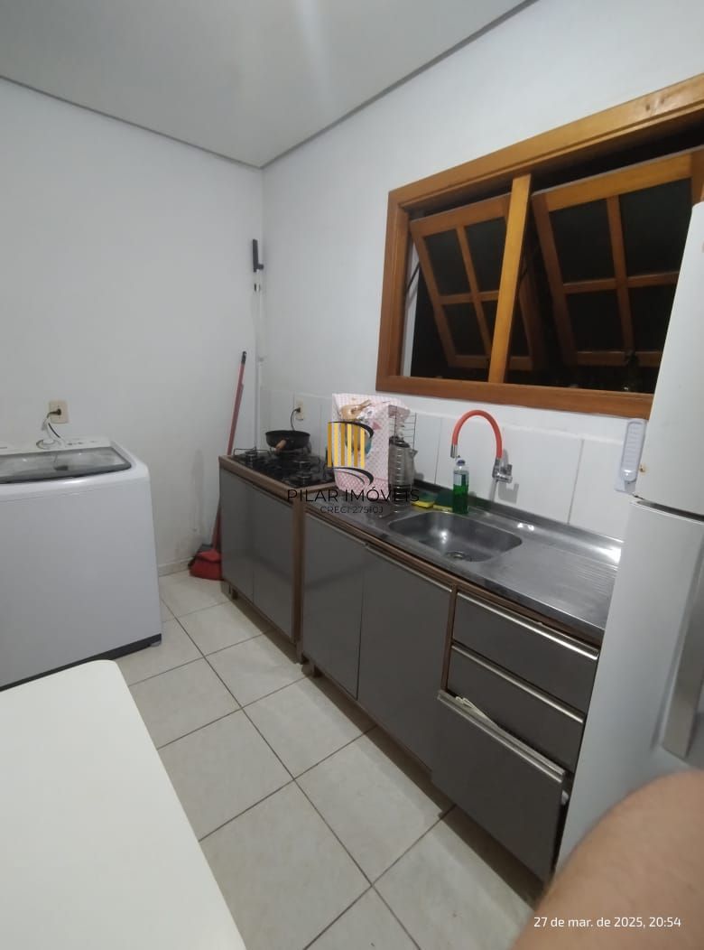 Casa de esquina no bairro Hípica - 2 dormitórios