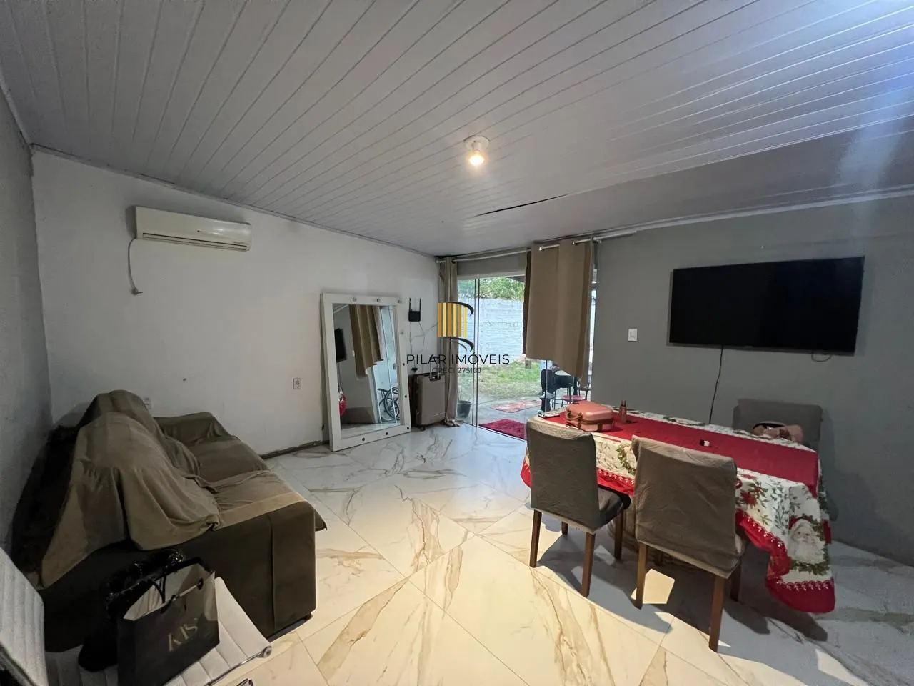 Ótima casa em de 2 dormitórios com piscina  localizada em Viamão