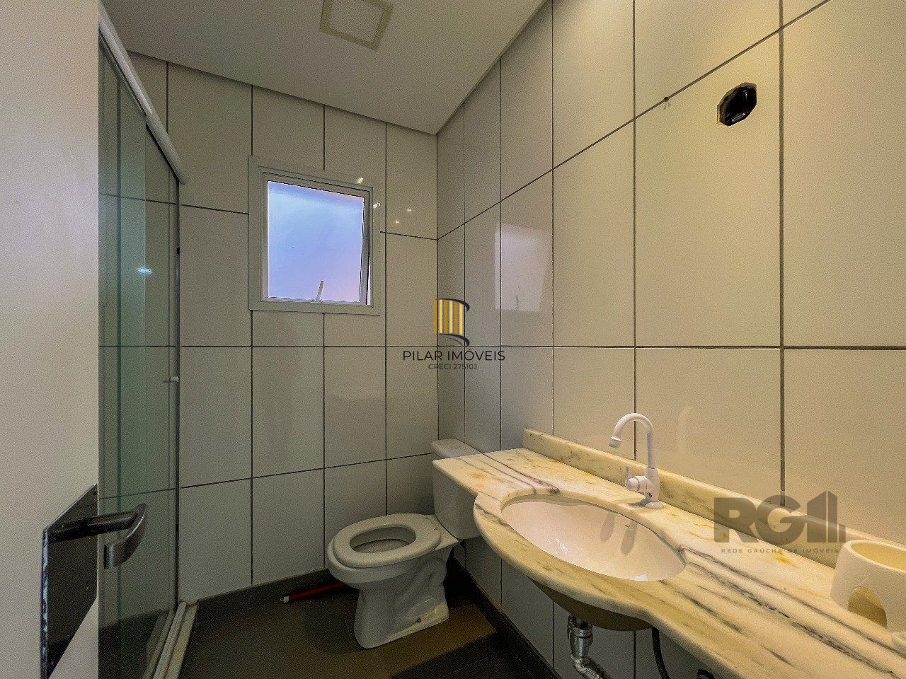 Casa em Condomínio no bairro Pedra Redonda - 5 dormitórios