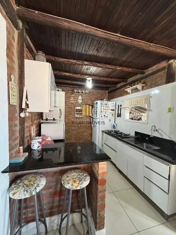 Casa Completa no Condomínio Cantegril: 4 Dormitórios, 2 Suítes, Piscina, Espaço Gourmet, Lareira e Pátio Arborizado
