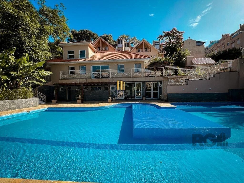 Casa em Condomínio no bairro Pedra Redonda - 5 dormitórios