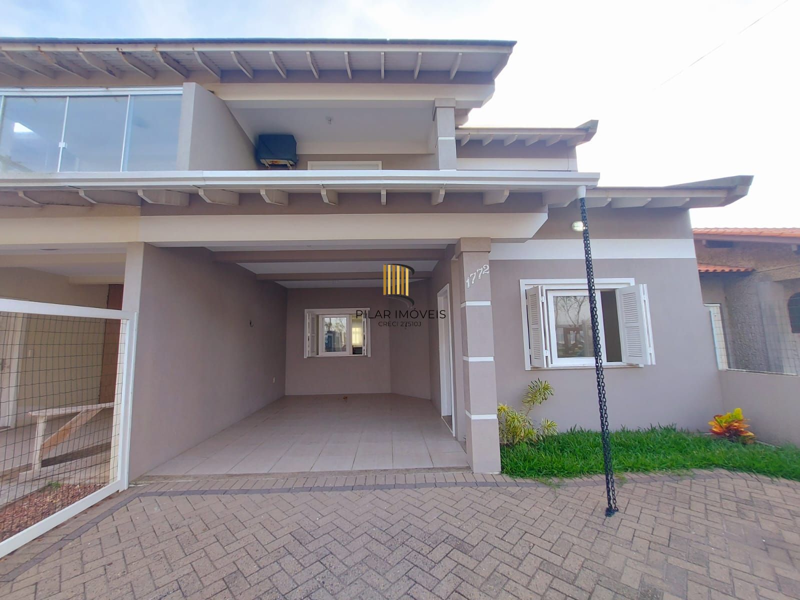 Ótimo sobrado semi mobiliado, 4 dormitórios sendo uma suíte, com piscina, em frente ao mar em Nova Tramandaí - Pilar Imóveis