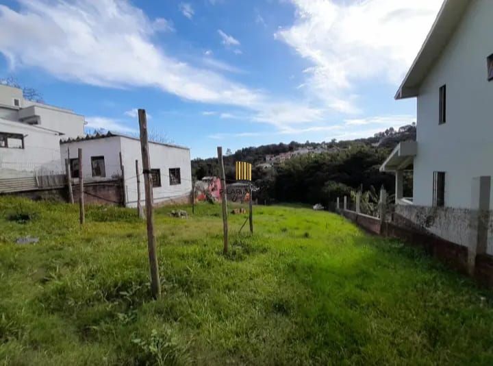 Terreno com 2 casas pré-fabricadas recém-construídas