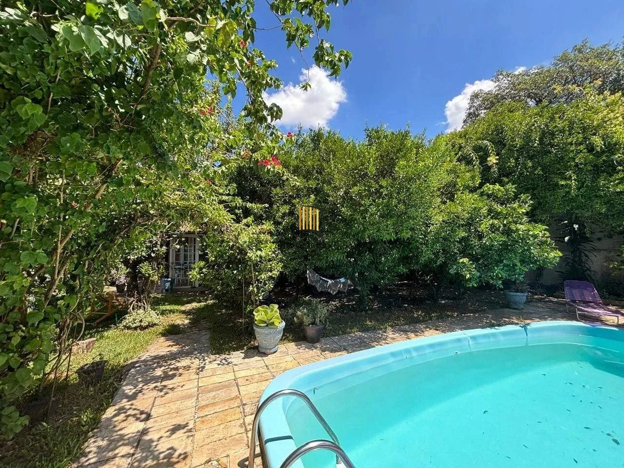 Casa Completa no Condomínio Cantegril: 4 Dormitórios, 2 Suítes, Piscina, Espaço Gourmet, Lareira e Pátio Arborizado
