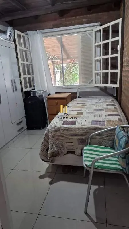 Casa Completa no Condomínio Cantegril: 4 Dormitórios, 2 Suítes, Piscina, Espaço Gourmet, Lareira e Pátio Arborizado