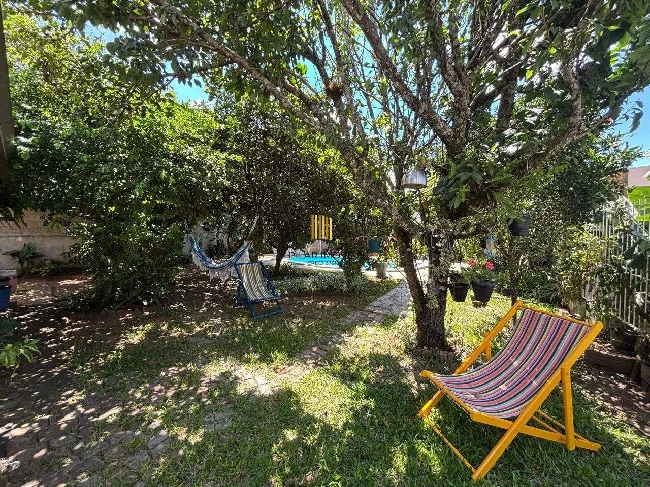 Casa Completa no Condomínio Cantegril: 4 Dormitórios, 2 Suítes, Piscina, Espaço Gourmet, Lareira e Pátio Arborizado