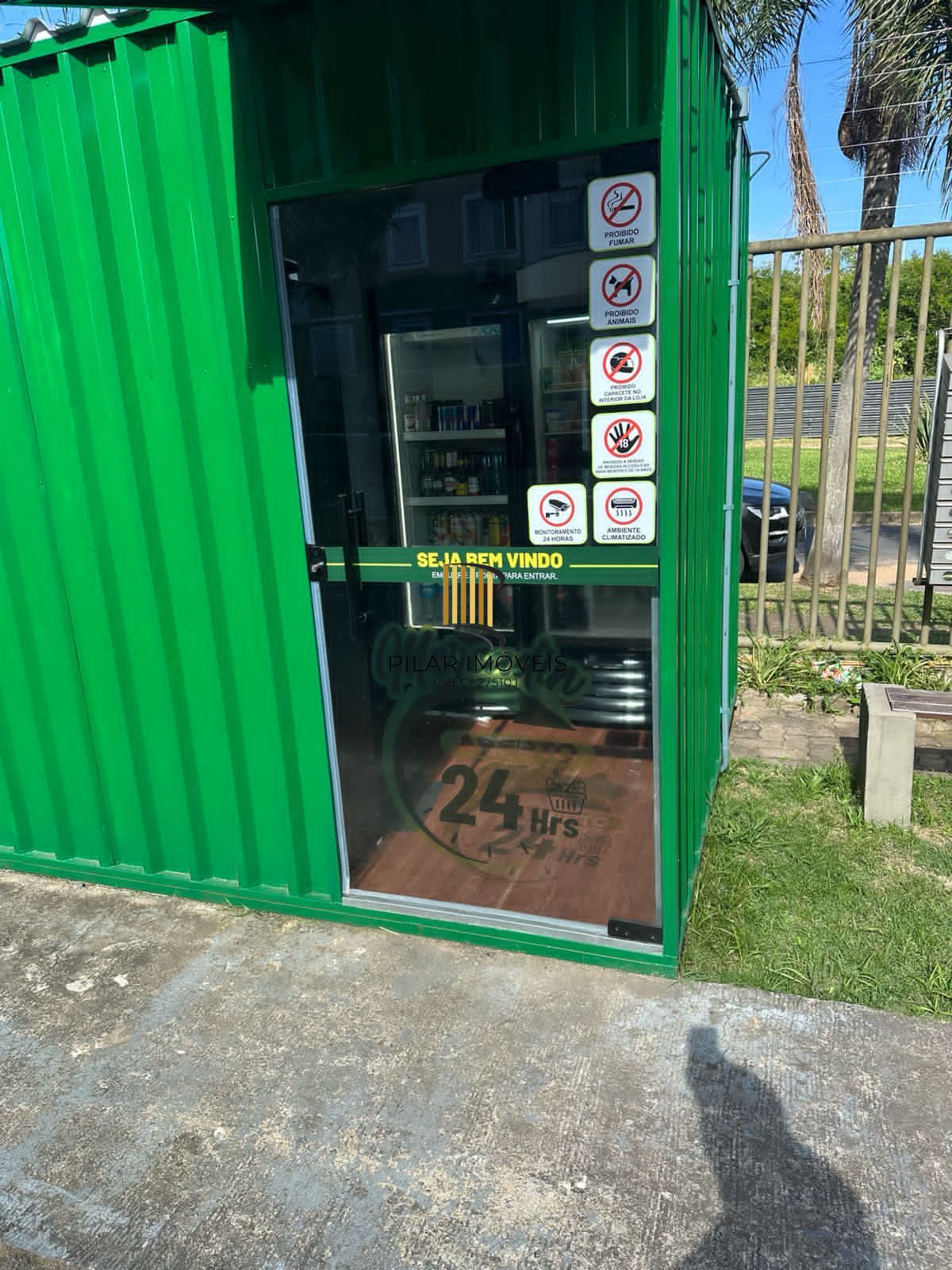 Apartamento com suíte semi mobiliado