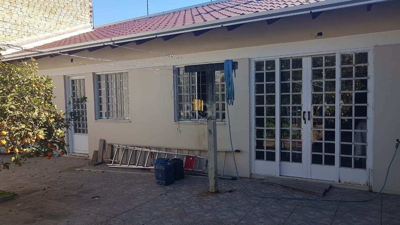 Casa no bairro Nonoai - 4 dormitórios