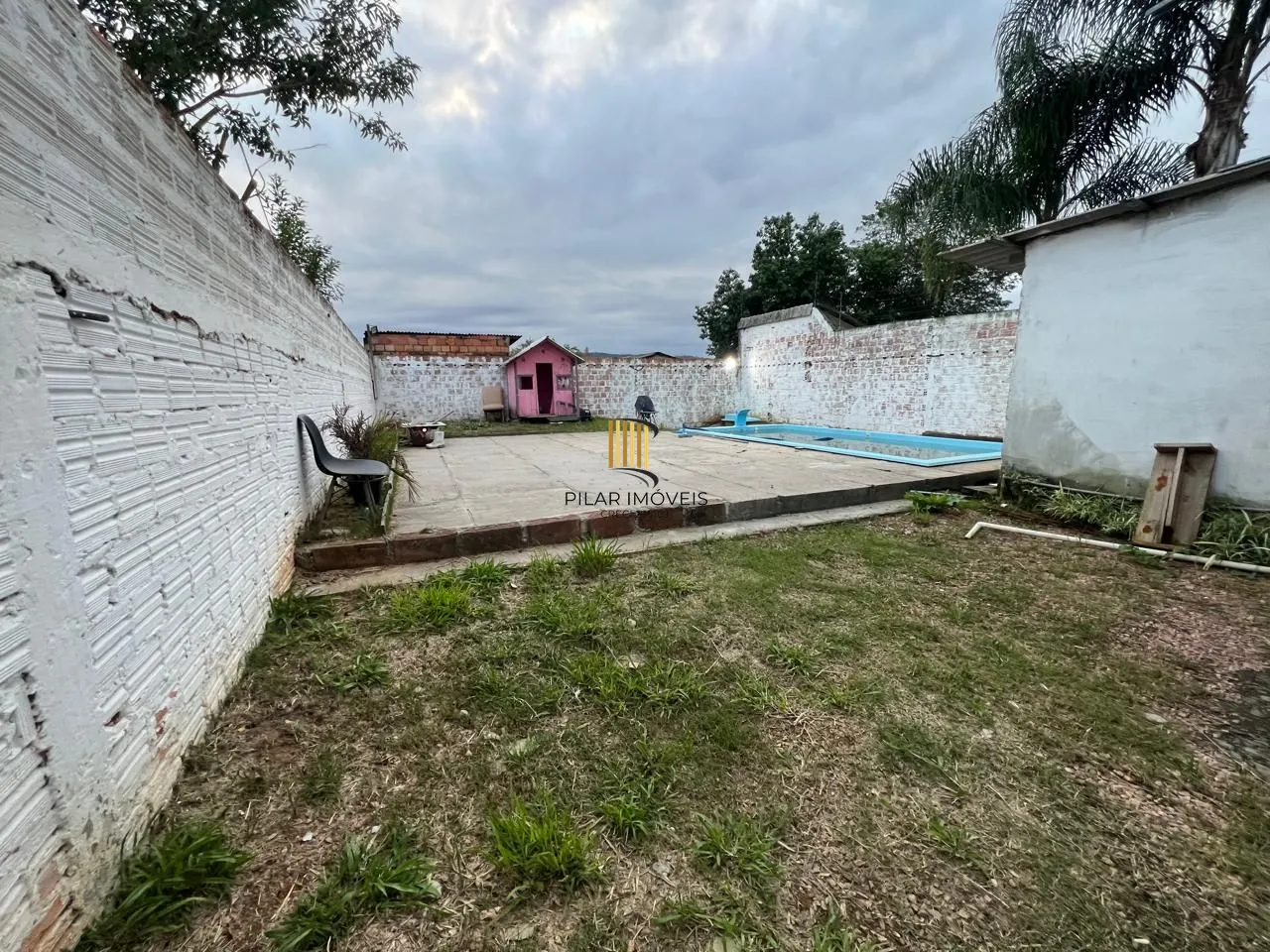 Ótima casa em de 2 dormitórios com piscina  localizada em Viamão