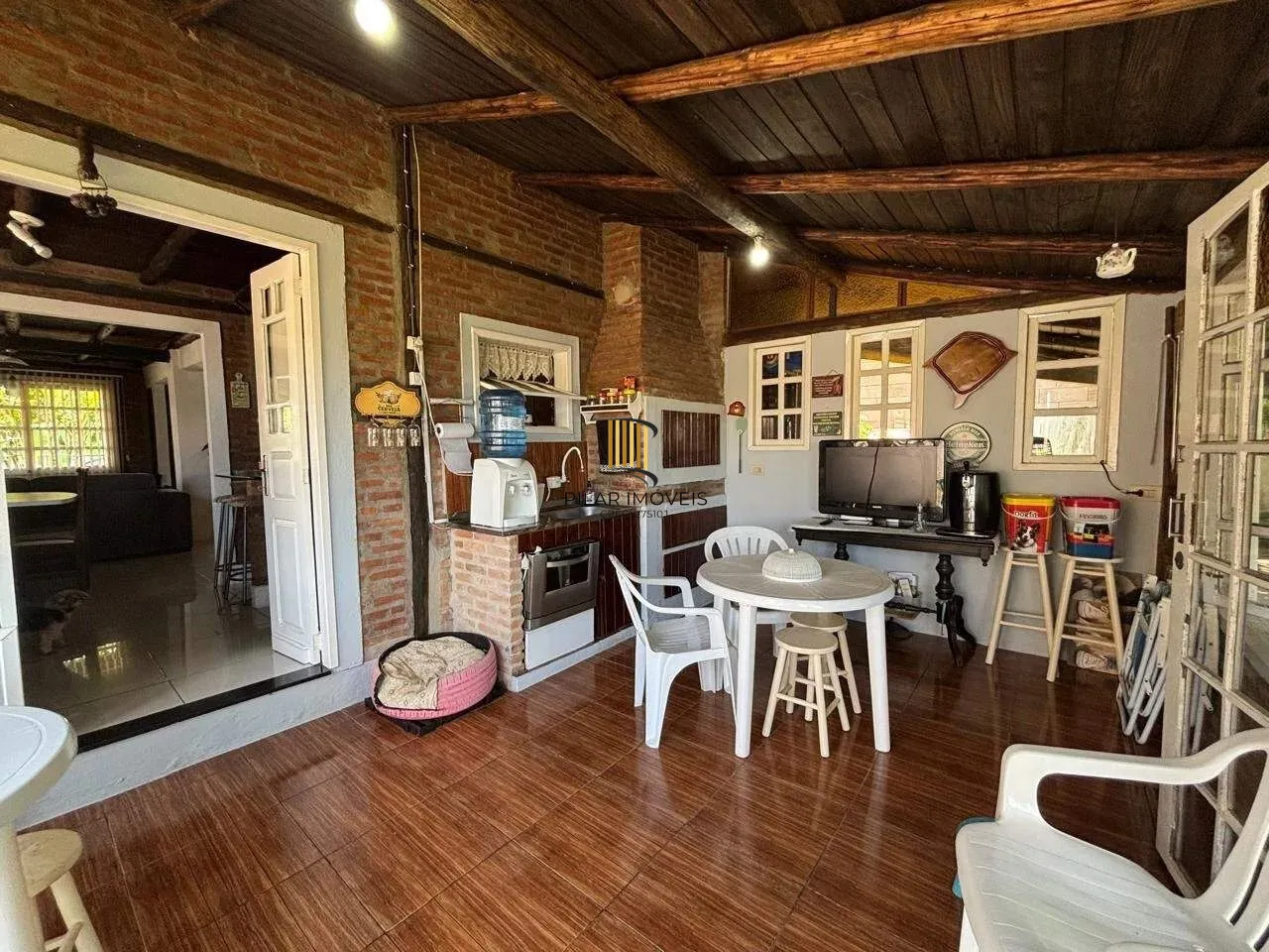 Casa Completa no Condomínio Cantegril: 4 Dormitórios, 2 Suítes, Piscina, Espaço Gourmet, Lareira e Pátio Arborizado