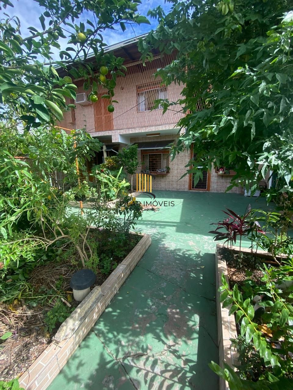 Ótima casa de dois pavimentos localizada no Bairro Restinga