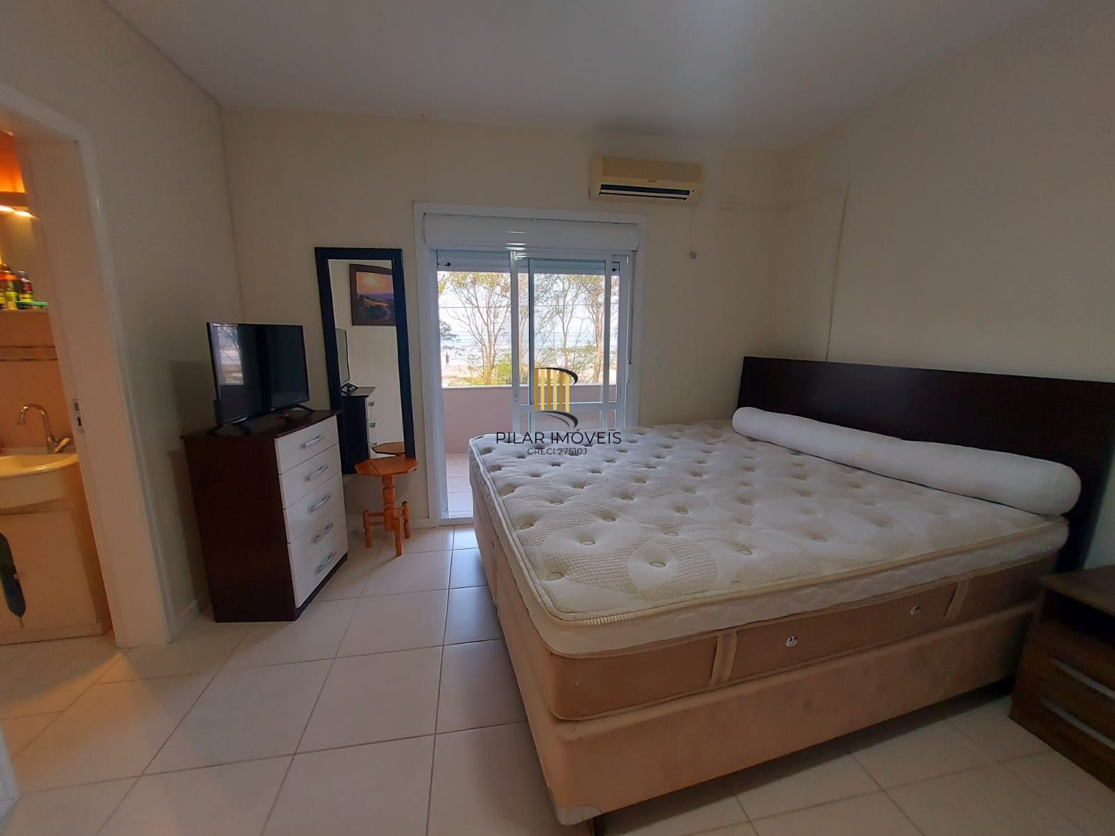 Ótimo sobrado semi mobiliado, 4 dormitórios sendo uma suíte, com piscina, em frente ao mar em Nova Tramandaí