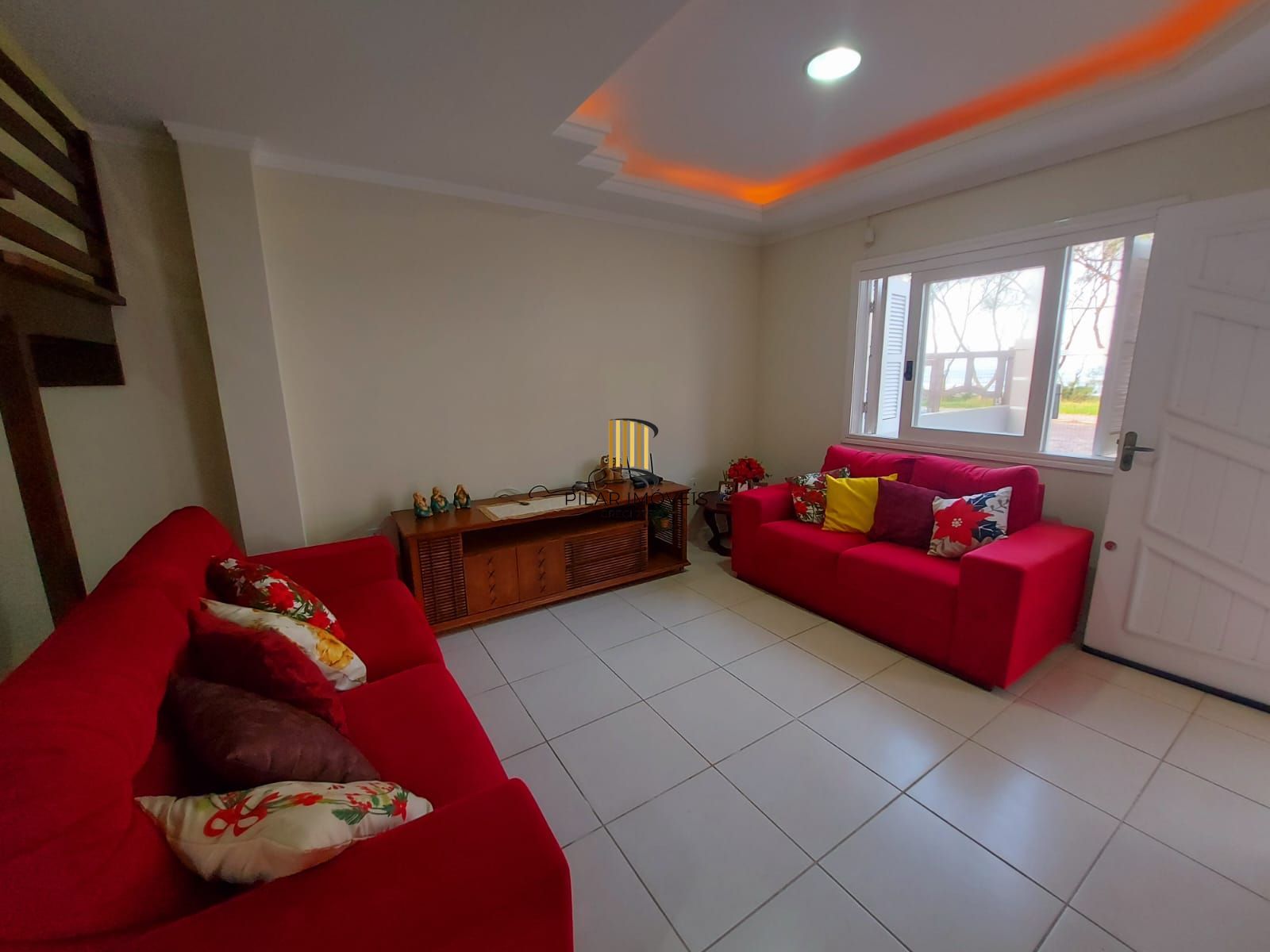 Ótimo sobrado semi mobiliado, 4 dormitórios sendo uma suíte, com piscina, em frente ao mar em Nova Tramandaí