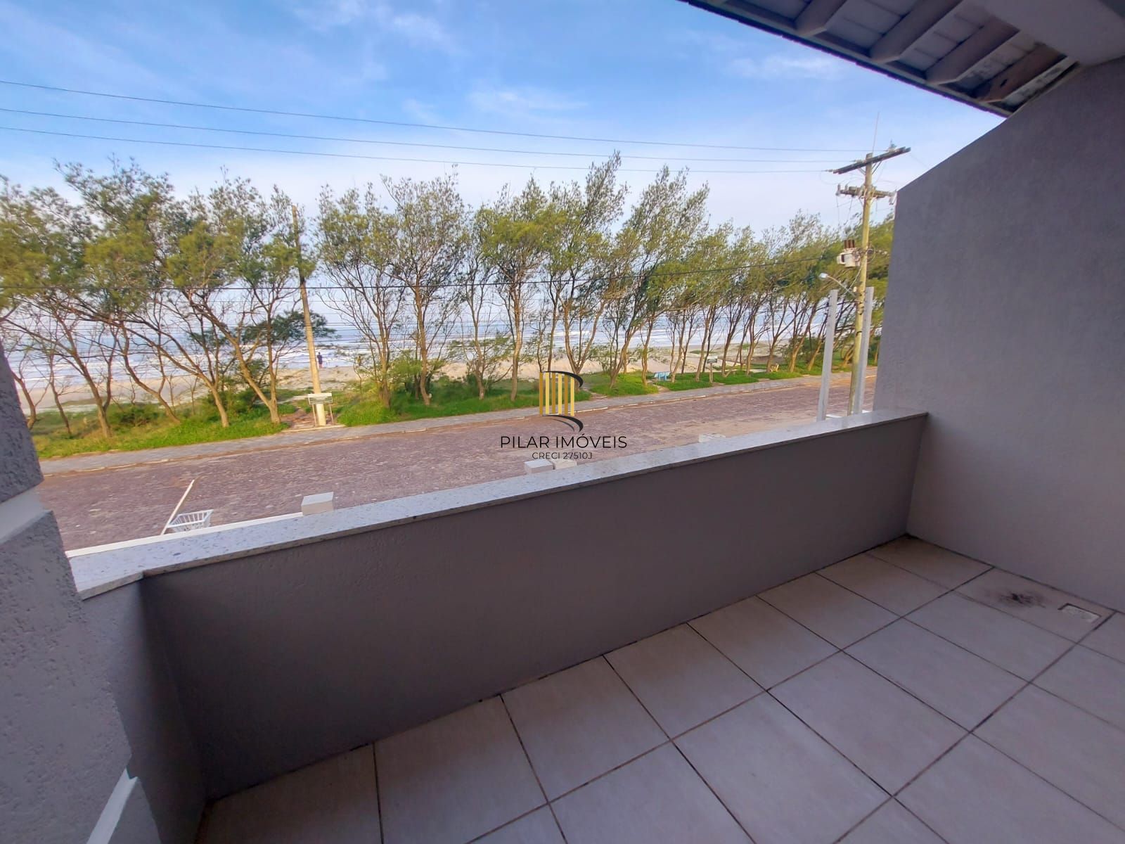 Ótimo sobrado semi mobiliado, 4 dormitórios sendo uma suíte, com piscina, em frente ao mar em Nova Tramandaí