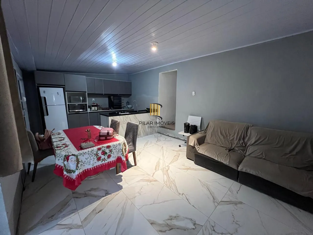 Ótima casa em de 2 dormitórios com piscina  localizada em Viamão