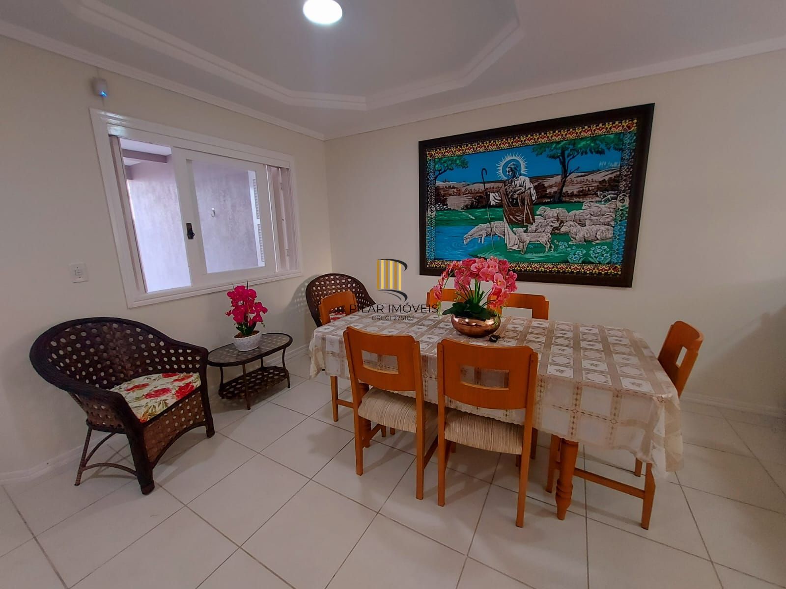 Ótimo sobrado semi mobiliado, 4 dormitórios sendo uma suíte, com piscina, em frente ao mar em Nova Tramandaí