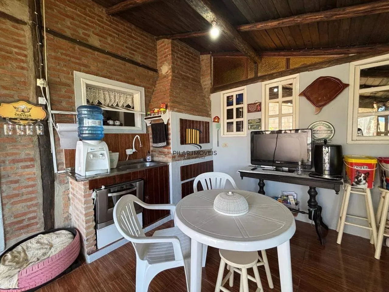 Casa Completa no Condomínio Cantegril: 4 Dormitórios, 2 Suítes, Piscina, Espaço Gourmet, Lareira e Pátio Arborizado
