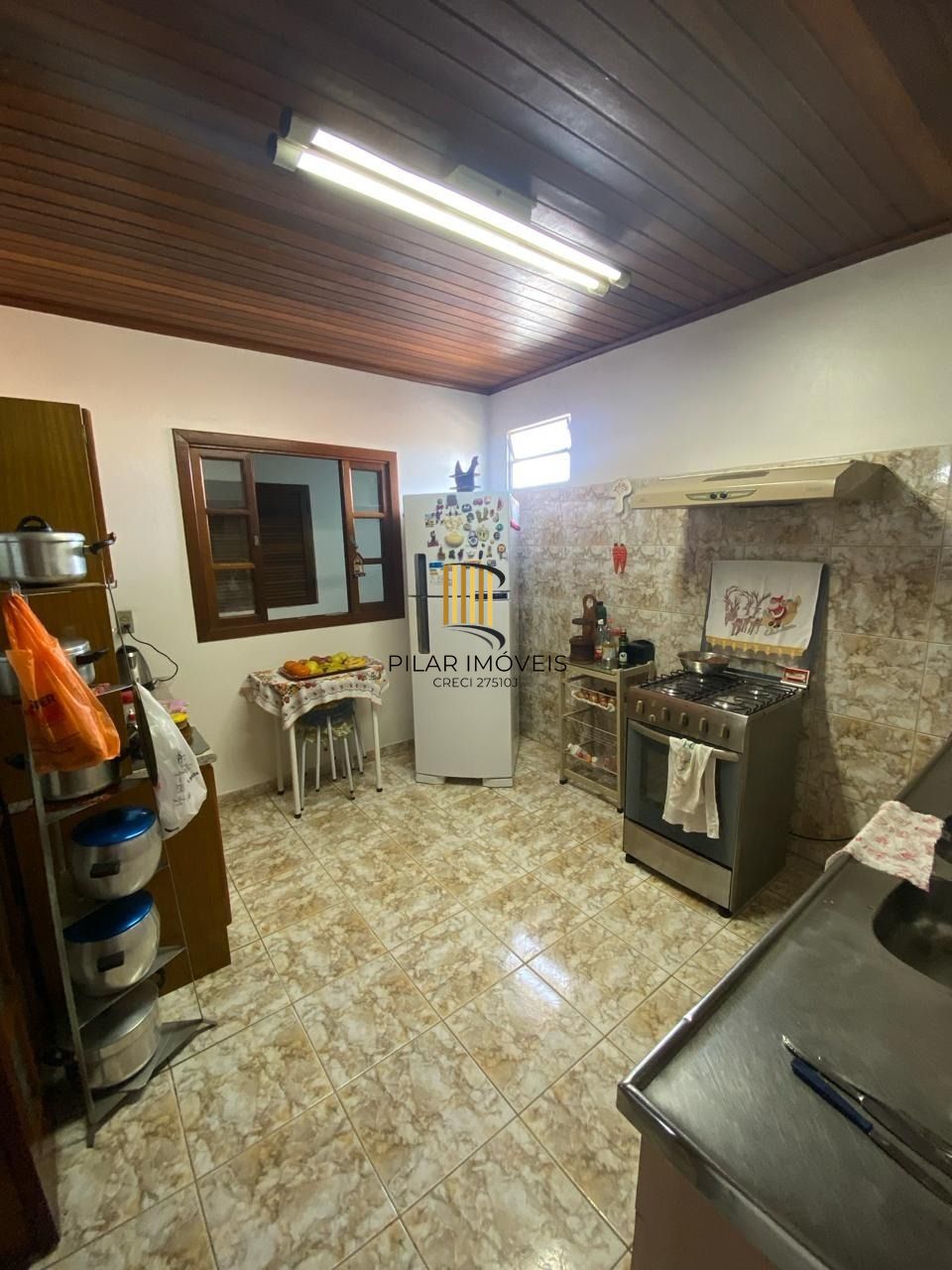 Ótima casa de dois pavimentos localizada no Bairro Restinga