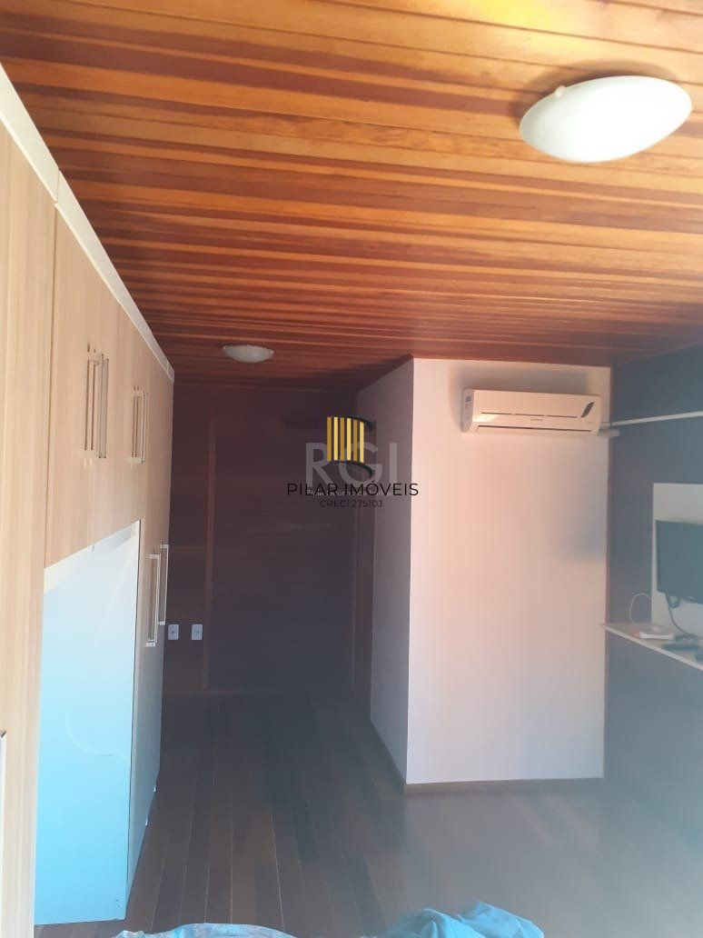Casa para Venda - 300m², 5 dormitórios, 4 vagas - Vila Nova