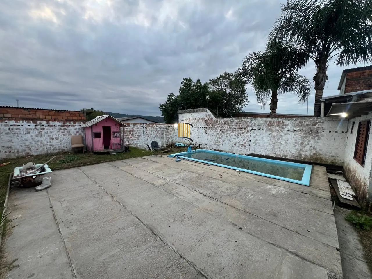 Ótima casa em de 2 dormitórios com piscina  localizada em Viamão