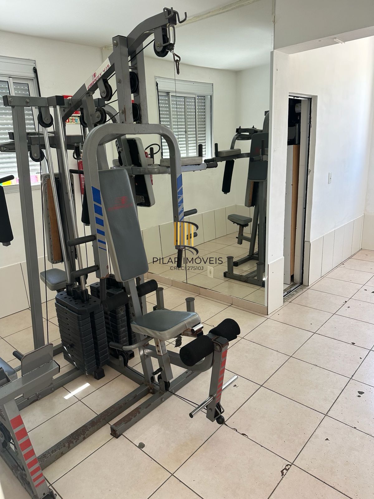 Apartamento com suíte semi mobiliado