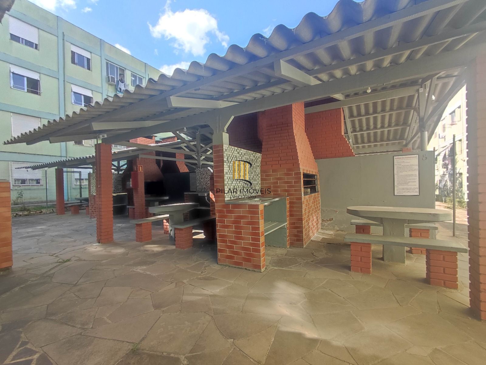 Apartamento de 2 dormitórios semi mobiliado no Bairro Camaquã