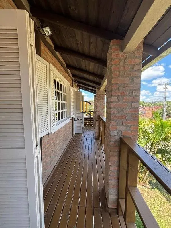 Casa Completa no Condomínio Cantegril: 4 Dormitórios, 2 Suítes, Piscina, Espaço Gourmet, Lareira e Pátio Arborizado