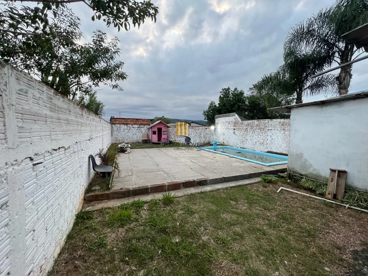 Ótima casa em de 2 dormitórios com piscina  localizada em Viamão