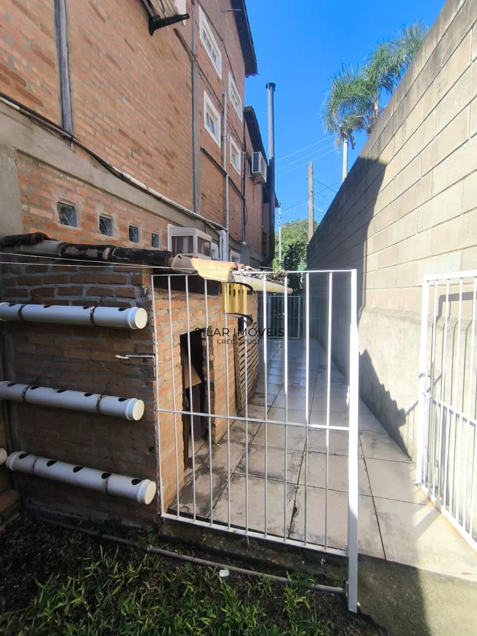 Casa Completa no Condomínio Cantegril: 4 Dormitórios, 2 Suítes, Piscina, Espaço Gourmet, Lareira e Pátio Arborizado
